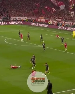 Kvaratskhelia, UEFA Şampiyonlar Ligi'nde sezonun oyuncusu seçildi.