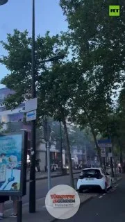 Paris'te bir kişi, PSG'nin şampiyonluk kutlamaları sırasında çıkan sokak olaylarına Batman kostümüyle katıldı.