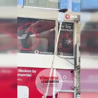 Çorum'da bir binanın dış cephesine toplanan binlerce arı, esnafın müdahalesiyle uzaklaştırıldı.