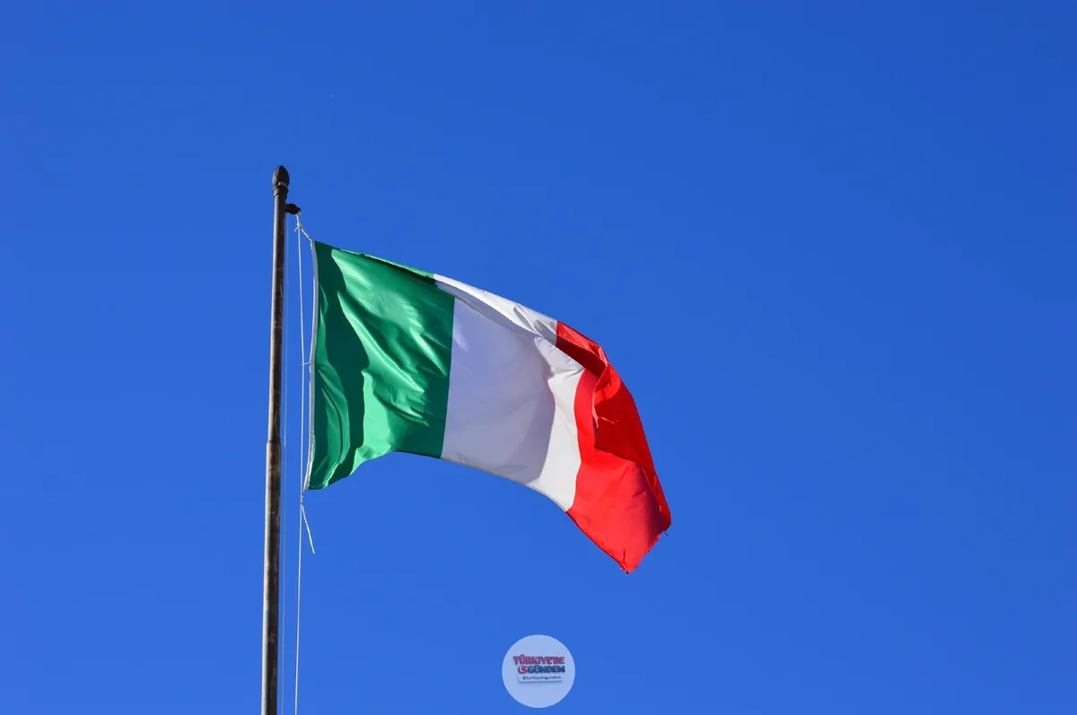 Roma'da 5 göçmenin, bir kadın turisti kaçırıp günlerce uyuşturucu vererek tecavüz ettiği ortaya çıktı. Saldırganların bir anlık dalgınlığından yararlanarak kaçmayı başaran kadının, yarı çıplak halde yoldan geçen birinden yardım istediği bildirildi. O