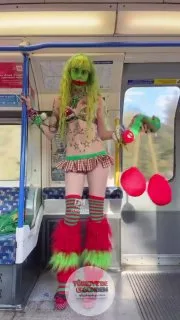 Amerikalı modacının, metroya binerken tercih ettiği kombin gündem oldu