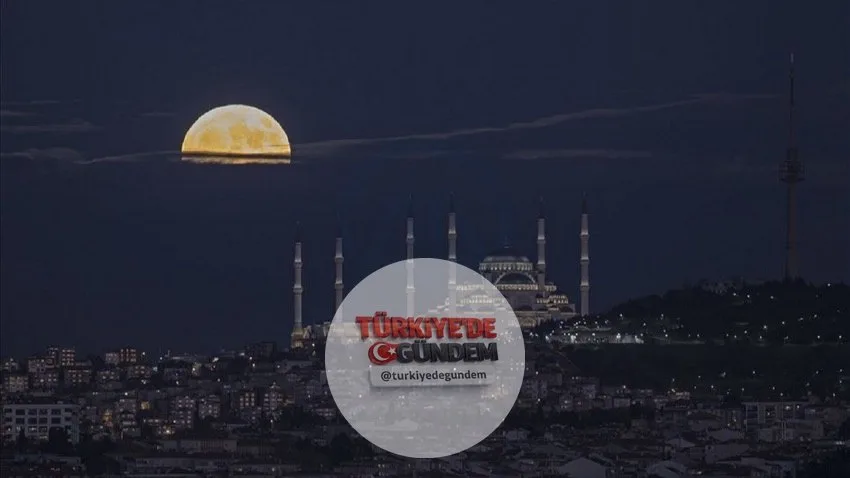 Bu gece gökyüzünde nadir bir gök olayı yaşanacak. Ay'ın aynı anda hem "Mavi Ay" hem de "Mikro Ay" evrelerine girmesiyle birlikte, yılın en küçük ve Dünya'ya en uzak dolunayı gözlemlenebilecek.