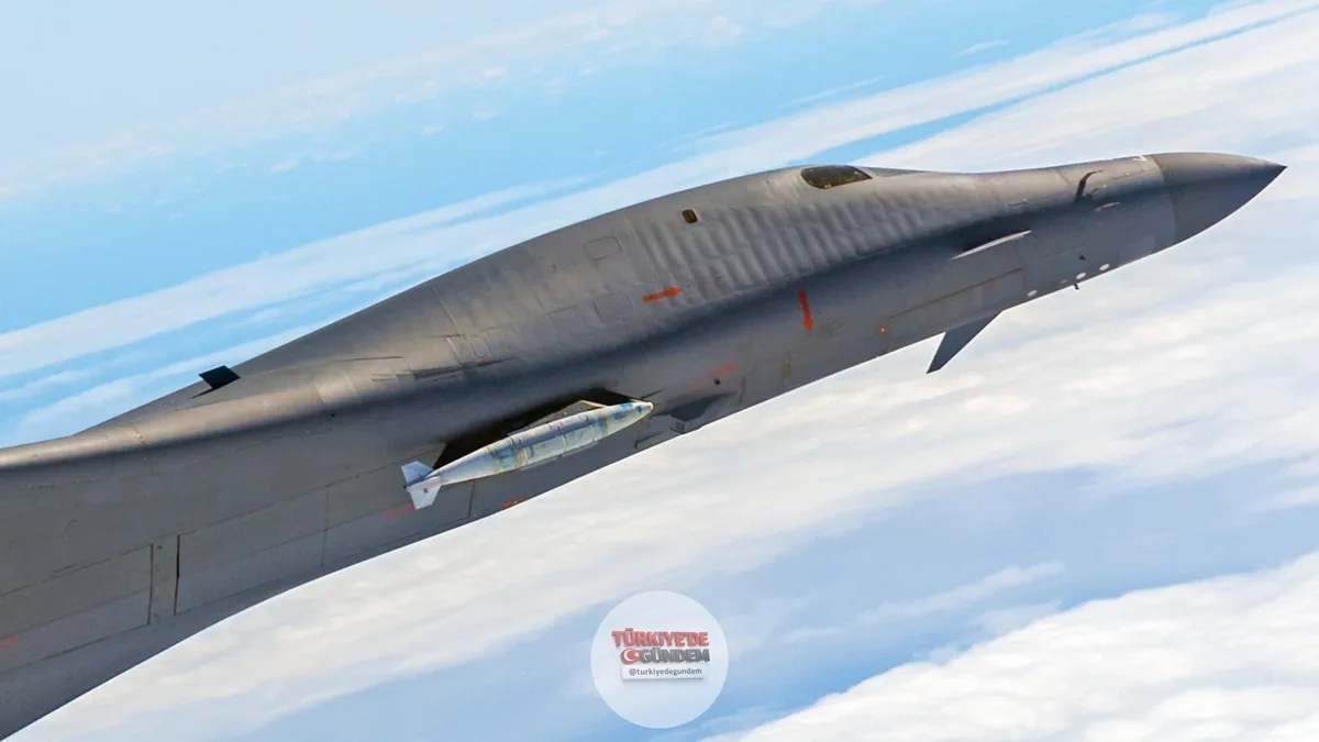 1-) 🎖️ Nükleer geçmişten hipersonik geleceğe... ABD'nin B-1B bombardıman uçakları, yeni modüler pilon tasarımıyla "füze kamyonlarına" dönüşüyor: Boeing mühendisleri, ABD Hava Kuvvetleri'ne ait B-1B Lancer stratejik bombardıman uçaklarının hipersonik