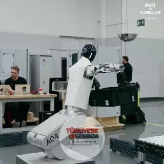 Humanoid ve Siemens, HMND 01 insansı robotunu gerçek bir fabrika ortamında başarıyla test etti. İki haftalık süreçte robot, Siemens Elektronik Fabrikası'nda taşıma kutularını otonom olarak aldı, taşıdı ve yerleştirdi. Test, insansı robotların fabrika