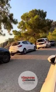 Fethiye'den bir video paylaşan vatandaş, "Burası halkın ücretsiz plajı; herkes buraya tıkışmış durumda. Şuradaki ise iki şemsiye için 2-3 bin TL isteyen özel plaj; orada ise kimse yok. İşte buradaki durum bu" ifadelerini kullandı.