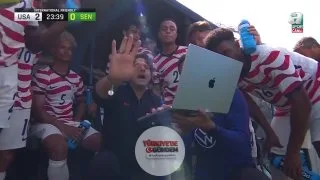 ABD Teknik Direktörü Pochettino, su molası sırasında oyuncularına bilgisayar üzerinden taktik verdi.