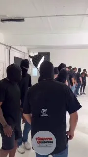 İçerik üreticisi Lily Phillips, onlarca maskeli adamla bir araya geldiği anları "Hayallerimdeki buluşma" notuyla paylaştı.
