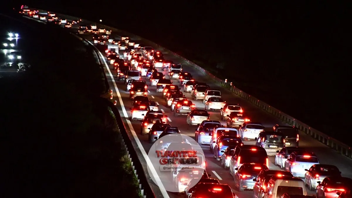 Tatil dönüşü yollarda trafik yoğunluğu devam ediyor.