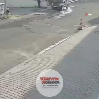 Nevşehir'de babasından kaçarken dereye düşen zihinsel engelli bir birey, ağaç dallarına takılarak havada asılı kaldı. Mahsur kalan şahıs, ekiplerin müdahalesiyle kurtarıldı.