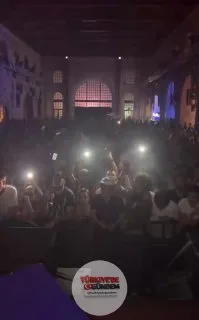 Travis Scott'ın konserine katılmak için 30 bin TL'den başlayan fiyatlarla bilet alan hayranlar, sanatçıyı yuhalayarak tepki gösterdi.