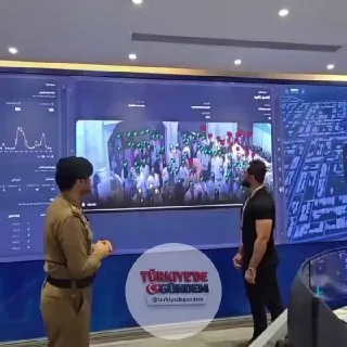 Suudi Arabistan, Mekke'deki milyonlarca hacıyı takip etmek için yapay zeka destekli gelişmiş gözetim sistemleri kullandığını duyurdu. Sistemin, yüz binlerce insanın gerçek zamanlı takibine, anlık analizine ve olası risklerin önceden tespit edilmesine