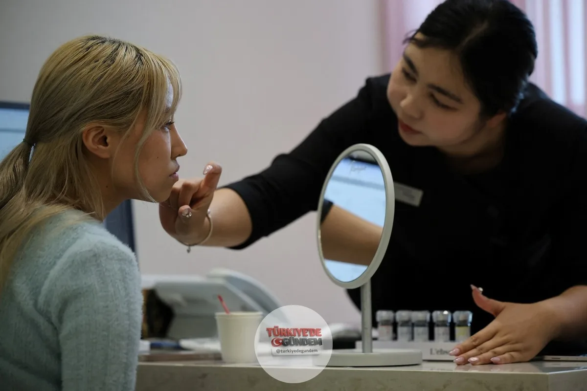 Güney Kore, en yeni cerrahi olmayan cilt tedavilerine ilgi duyan milyonlarca sağlık turistini ağırlıyor. K-beauty trendlerinin yarattığı bu ilginin detaylarını, bugünkü Reuters Dünya Haberleri podcast'inde dinleyebilirsiniz.