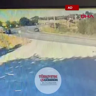 Adana'da 18 yaşındaki motosiklet sürücüsü Emrah Can Karadana, virajı alamayarak direksiyon hakimiyetini kaybetti ve yol ayrımındaki bariyerlere ok gibi saplandı. Kazada Karadana hayatını kaybederken, o anlar güvenlik kamerasına yansıdı.