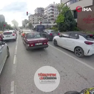 Eskişehir'de trafik ışıklarında su satan bir çocuk, motosikletinin camındaki Türk bayrağı nedeniyle sürücüye ücretsiz su vermek istedi.