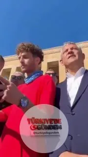 Gençliğe Hitabe okurken yukarıya çıkma girişiminde bulunan gence, Özgür Özel’in tepkisi;