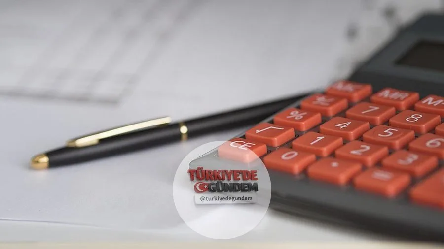 Türkiye ekonomisi, yılın ilk çeyreğinde yüzde 2,5 büyüdü Üretim yöntemine göre cari fiyatlarla GSYH tahmini geçen yılın aynı çeyreğine göre yüzde 35,7 arttı Bu sonuçla birlikte Türkiye ekonomisi art arda 23 çeyrektir büyümüş oldu