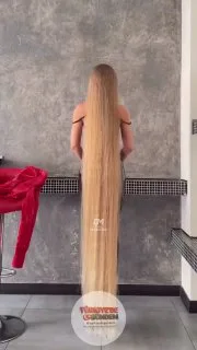 Ukraynalı model Alena'nın, "boyu kadar uzun" ifadesini aratmayan saçlarını sergilediği kombin videosu büyük ilgi topladı.