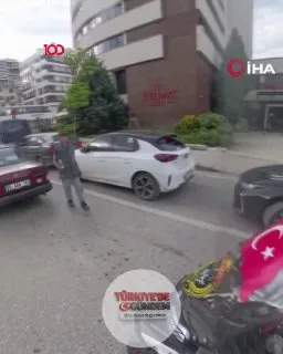 Eskişehir'de su satan bir çocuk, aracında Türk bayrağı bulunan motosikletliye, "Abi susamışsındır, benim Türk bayrağımı taşıyorsun" diyerek su ikram etti.