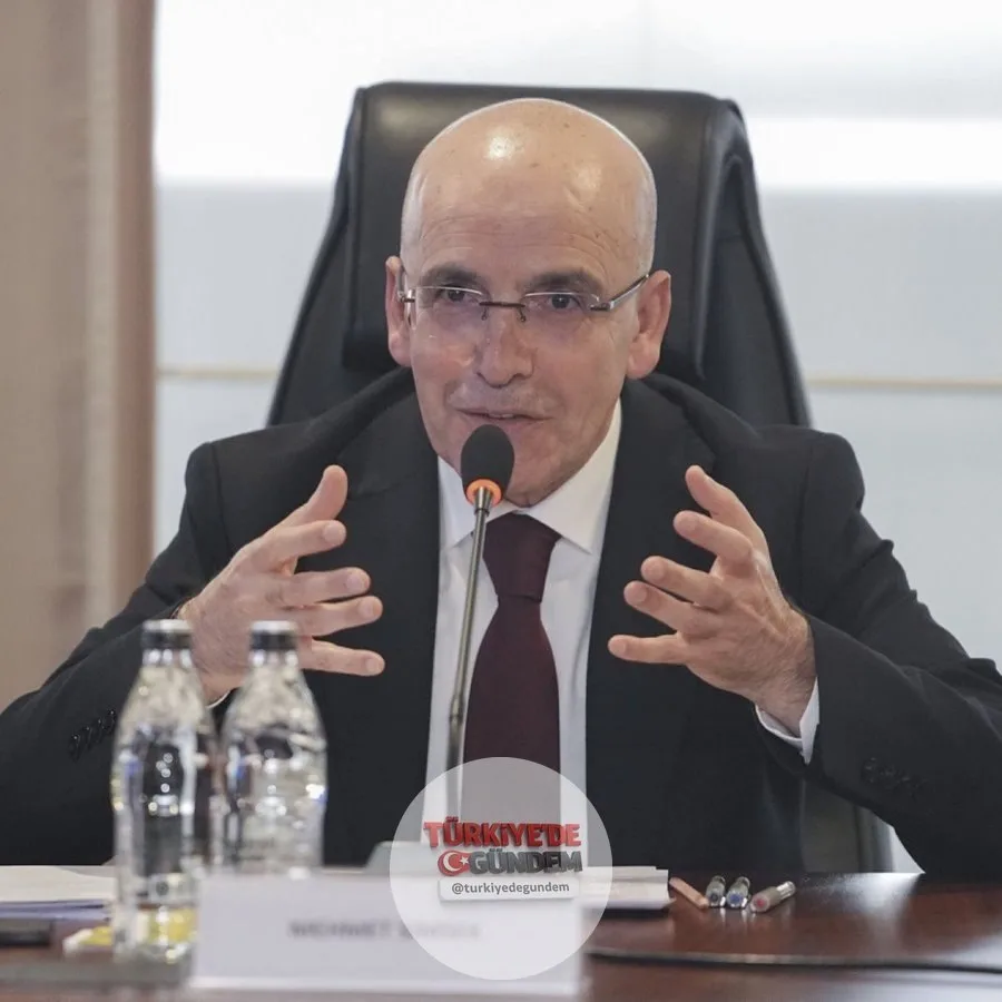 Bakan Şimşek: "Ekonomimiz, karşı karşıya kaldığı çoklu şoklara rağmen büyümesini 23 çeyrektir kesintisiz sürdürdü. Milli gelir, yıllıklandırılmış olarak 1,6 trilyon doları aştı."