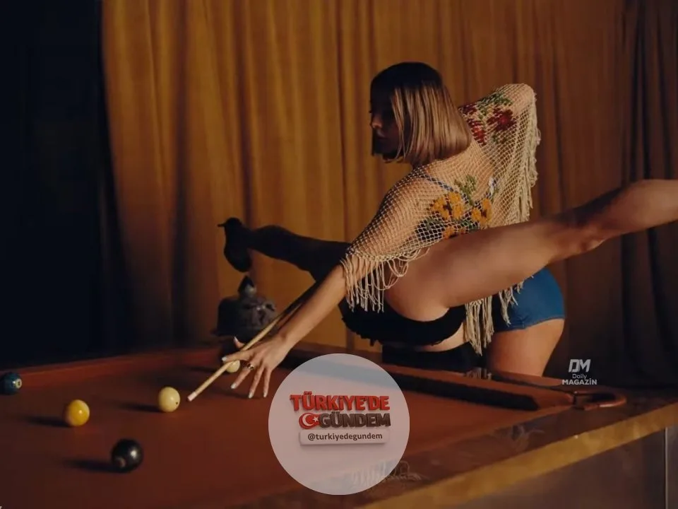 Madelyn Cline ve Margaret Qualley'in bilardo pozu paylaşıldı