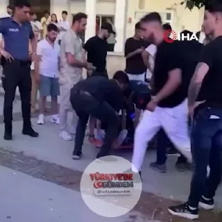 İzmir Çeşme’de drift atarken polise yakalanan alkollü sürücü, “Dur” ihtarına uymayarak kaçtı. Uzun süren kovalamacanın ardından kontrolden çıkan otomobil bir yayaya çarptı. Olay sonrası gözaltına alınan sürücüye 610 bin TL ceza kesilirken, aracında u