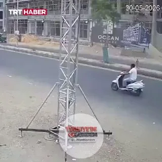 Hindistan'da reklam panosu devrildi. Sürücüler altında kalmaktan son anda kurtuldu