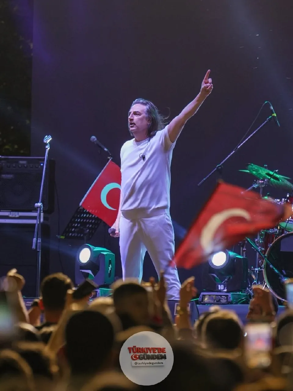 Şarkıcı Çelik: “40 senedir bu ülkenin, bu vatanın ekmeğini yedim. Bu millete hizmet edeceğim. Tüm konser gelirlerimin bir kısmını, ülkemde gittiğim her yerde ihtiyaç sahipleriyle paylaşma geleneğimi sürdüreceğim...”