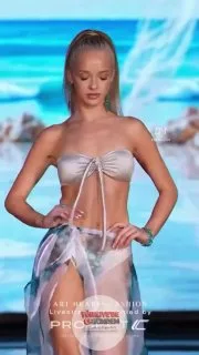 Yetişkin içerik üreticisi Julia Filippo, Miami Swim Week'teki ilk podyum yürüyüşünü gerçekleştirdi.