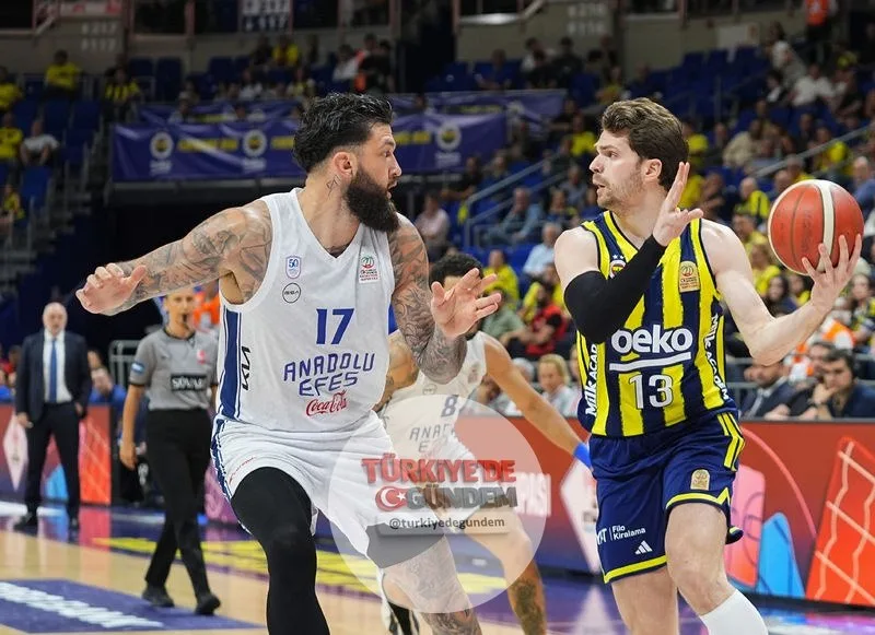Fenerbahçe Beko seride öne geçti! Türkiye Sigorta Basketbol Süper Ligi play-off yarı final serisi ilk maçında Fenerbahçe Beko konuk ettiği Anadolu Efes’i 60-59 mağlup etti