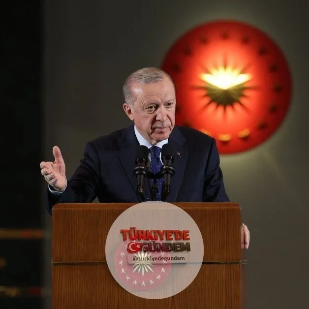 Cumhurbaşkanı Erdoğan: "Ana muhalefet partisinin içerisinde yaşananlar bizi ilgilendirmiyor. Kurultay salonlarından mahkeme koridorlarına taşınan bu siyasi ve hukuki mücadelenin hiçbir yerinde yokuz, olmadık, olmayacağız.”