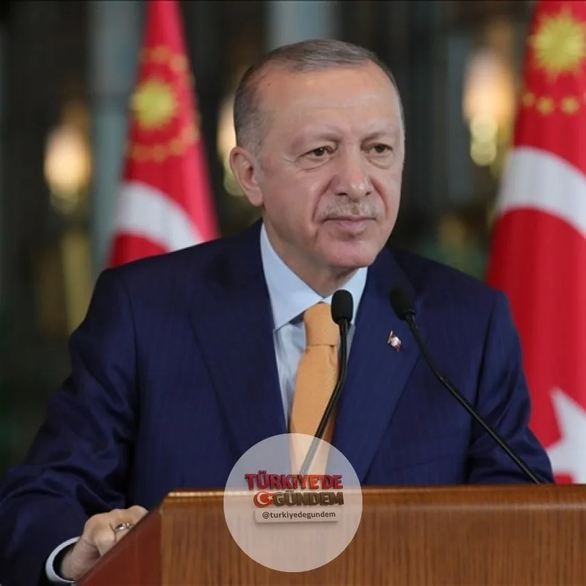 Cumhurbaşkanı Erdoğan 10. kez dede oldu. Cumhurbaşkanı Erdoğan'ın kızı Sümeyye Bayraktar, üçüncü çocuğunu dünyaya getirdi.