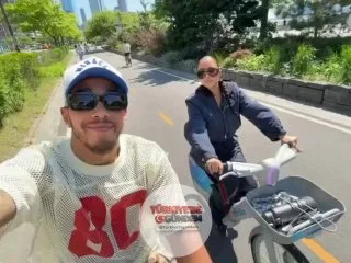 Kim Kardashian ve Lewis Hamilton birlikte bisiklete binerken görüntülendi.