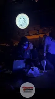 Travis Scott, İzmir'deki etkinliğinde yaklaşık 10 dakika sahnede kaldı. Etkinlikte flaşlı fotoğraf çekimine izin verilmedi. Alanın karartıldığı etkinlikte katılımcılar, ortamın havasız ve klostrofobik olduğunu belirtti.