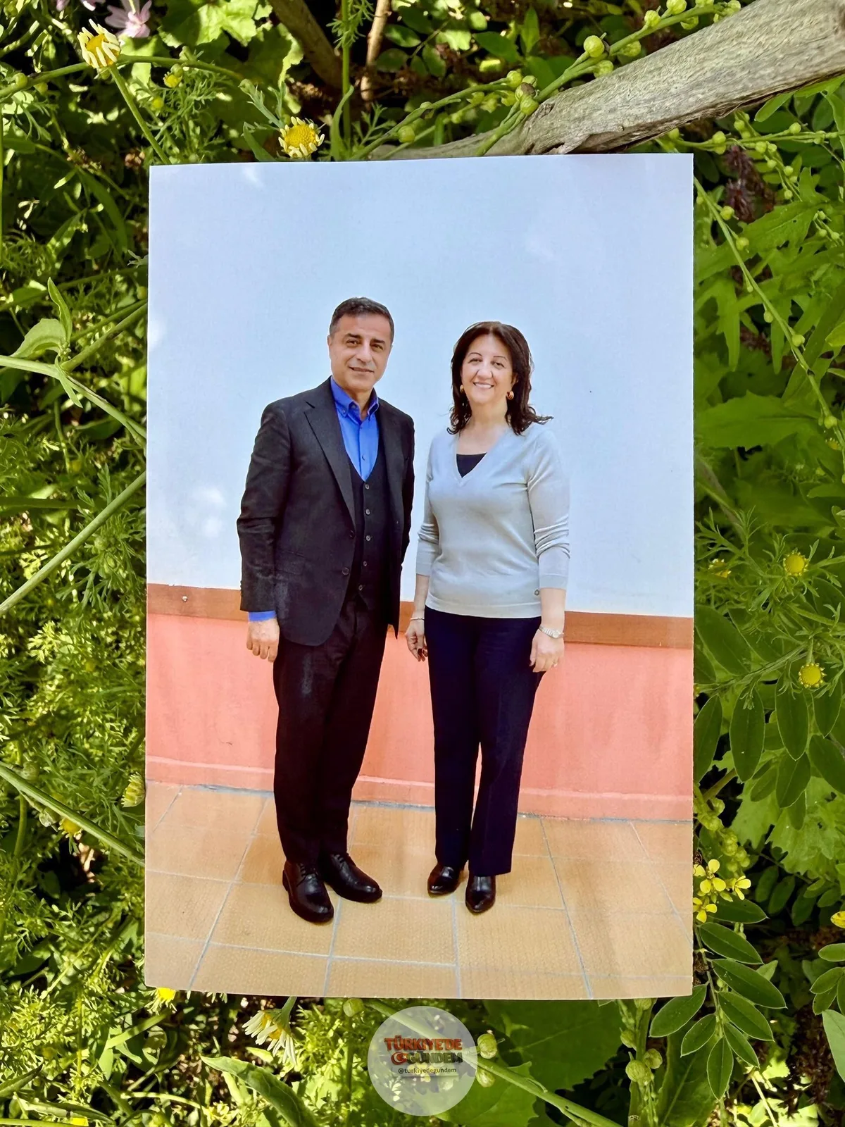 99 yaşında hapisten çıkacak olan Selahattin Demirtaş’ın cezaevinden yeni fotoğrafı paylaşıldı;