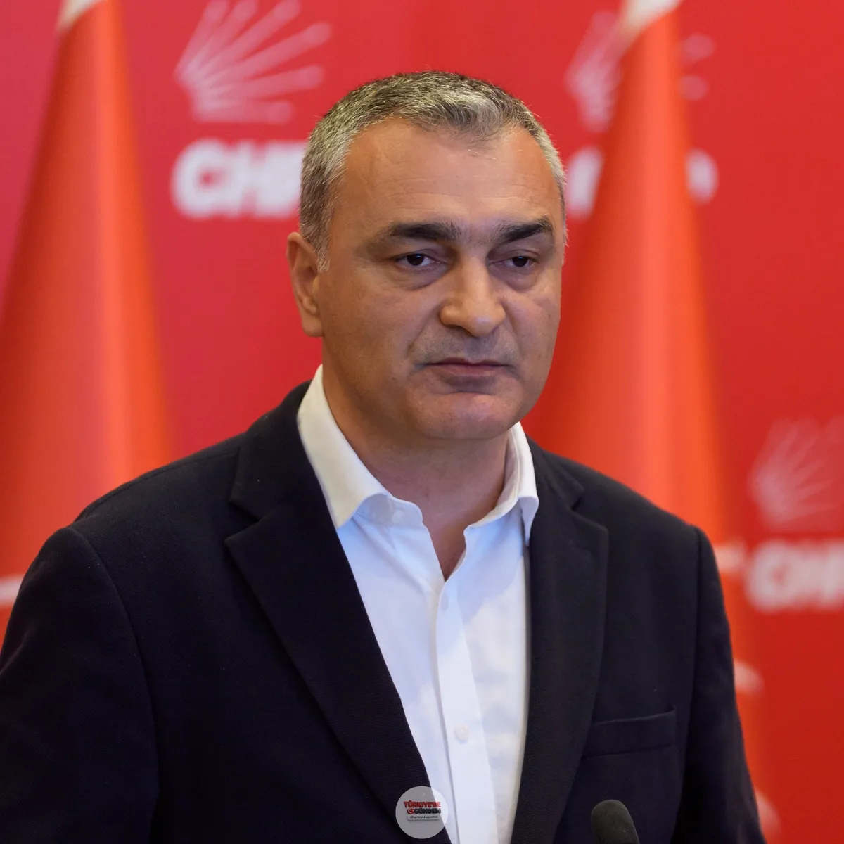 CHP Parti Sözcüsü Müslim Sarı: (Grup Toplantısı'nda atılan 'hain Kemal' sloganlarına ilişkin) "Sloganları atanların CHP üyesi olduğunu düşünmek istemiyorum. Eğer öylelerse, gerekenin yapılacağından emin olabilirler."