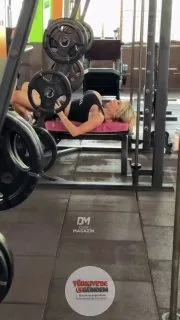 Sporcu Autumn Blair, uzun tırnaklarıyla ağırlık kaldırmaya hazırlanırken görüntülendi.