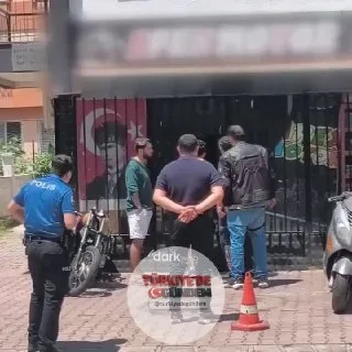 Antalya'da "Ben söz verdim mi tutarım" diyerek üzerine benzin döküp kendini yakacağını söyleyen şahıs, polislerin çabasıyla ikna olarak kendini yakmaktan vazgeçti