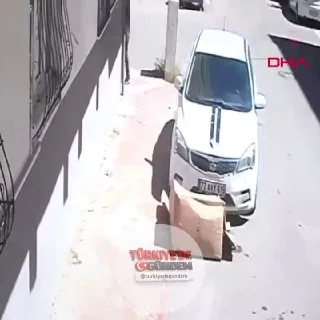 Batman'de bir çocuğun çakmakla tutuşturduğu kartonlardan yükselen alevler, park halindeki bir otomobile sıçradı.