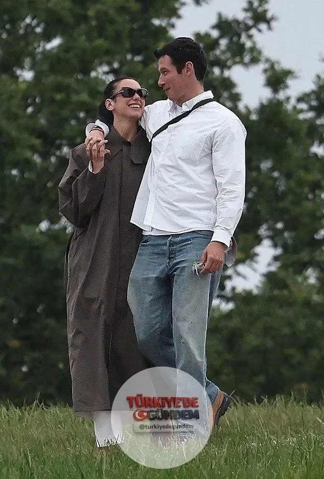 Yeni evli çift Dua Lipa ve Callum Turner, nikâh törenlerinin ertesi günü Londra sokaklarında el ele görüntülendi