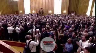 Özgür Özel, CHP’nin grup toplantısında “Hain Kemal” sloganları atıldığı sırada: “İhanet yüksek sesle başkalarından duyulduğunda değil, yalnız kaldığında içinde hissedildiğinde cezalandıran bir duygudur.”