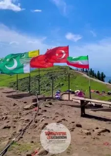 Pakistan’ın Azad Cammu Keşmir bölgesindeki Ganga Dağı’nda, ülkenin yakın müttefiklerine ait bayraklar görüntülendi. Bayraklar arasında Türk bayrağının daha yukarıda olması dikkat çekti