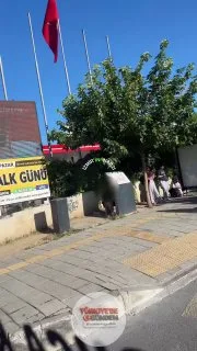 İzmir'de bunaltıcı sıcaklardan bunalan bir vatandaş, kavurucu sıcaklardan korunmak için bulduğu çözümle kameralara yansıdı.