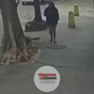 Brezilya’da kaldırımda yürüyen bir kadın, aniden çöken kanalizasyon kapağının altında kalarak çukura düştü. Ekipler tarafından kurtarılan kadının sağlık durumunun iyi olduğu belirtildi