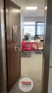 CHP Genel Başkan Yardımcısı Gökçe Gökçen'in makam odasında 'Hain Kemal' yazısının yer aldığı görüntüler ortaya çıktı. —Genel merkez boşaltıldıktan sonra çekildiği belirtilen yazıyı kimin yazdığı bilinmiyor