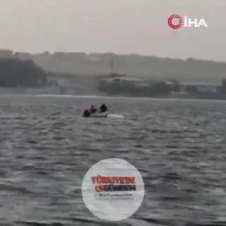 Küçükçekmece Gölü’nde fırtına nedeniyle alabora olan kanodaki 2 kişi, motorlu tekneyle kurtarılarak kıyıya çıkarıldı