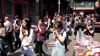 Tayvan'daki BTS hayranları, grubun yaklaşan konserlerinin biletlerini garantileyebilmek umuduyla aşk ve evlilik tanrısı olarak bilinen Taoist ilah Yue Lao'ya adaklar sundu.