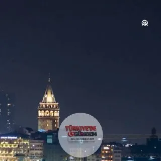 İstanbul semalarında beliren dolunay, geceyi aydınlatan görüntüsüyle kartpostallık manzaralar oluşturdu