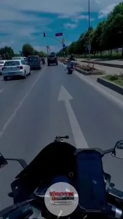Motosikletli bir sürücü, önündeki kadın sürücünün hızına yetişemediğini söyleyip onu övdüğü sırada kadın sürücü kaza yaptı.