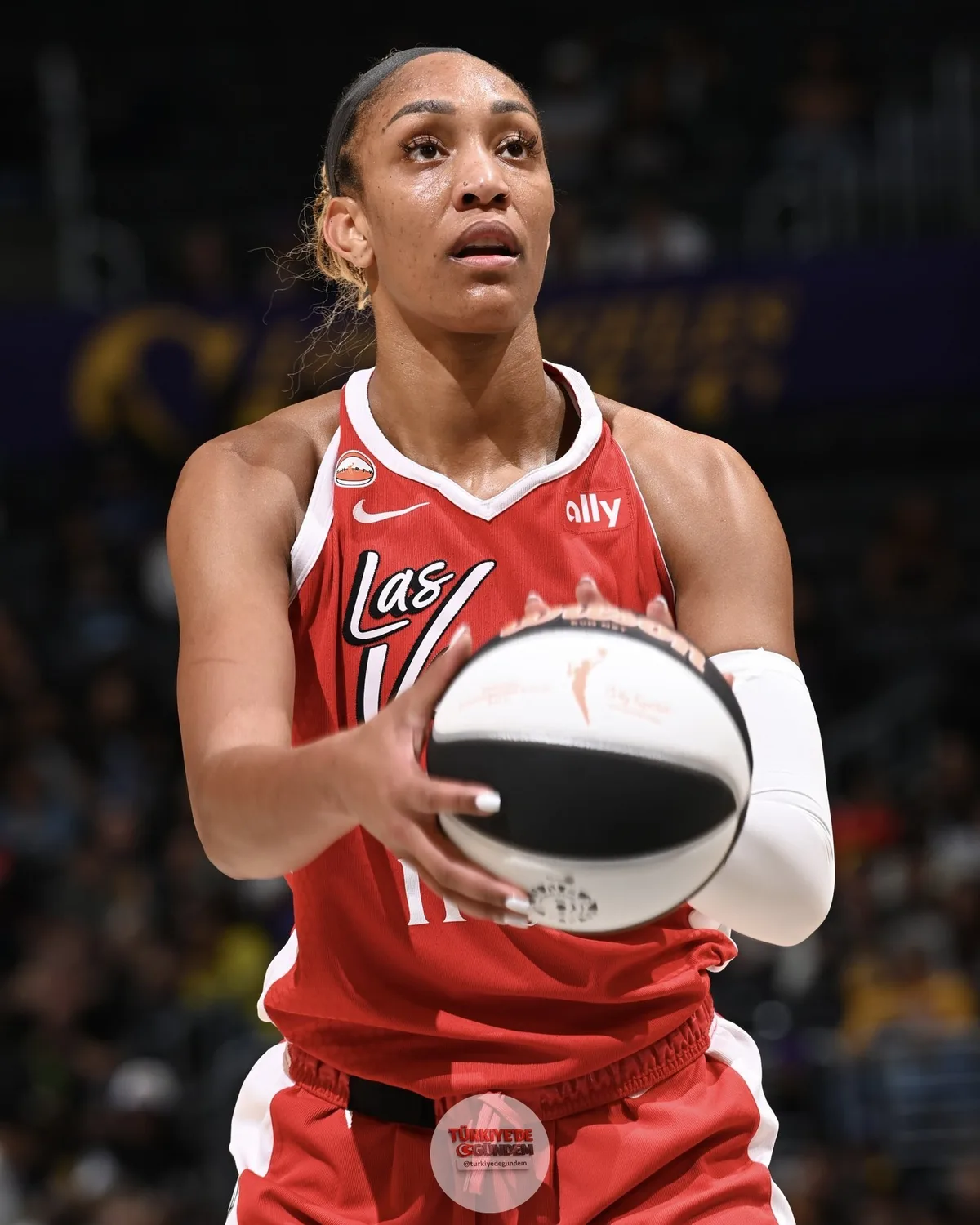 A'ja Wilson, Sparks karşısında alınan galibiyette 25 sayı, 15 ribaund, 5 blok ve 3 top çalmayla sahanın yıldızı oldu. %50 şut isabetiyle oynayan Wilson, sergilediği performansla göz doldurdu.