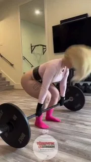 Spor içerikleri paylaşan Faith Clevenger, 20 kiloluk halter kaldırırken zorlanmasıyla gündem oldu